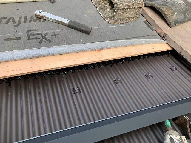 防水紙と差し掛け屋根